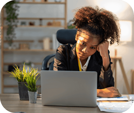 Imagem de uma mulher usando computador